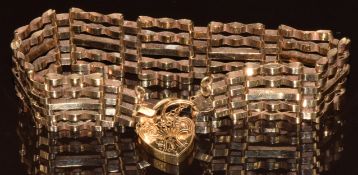 A 9ct gold gate bracelet with heart padlock clasp, 12.1g, 18cm