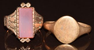 Victorian yellow metal ring set with agate and a diamond (three diamonds missing) and a 9ct gold