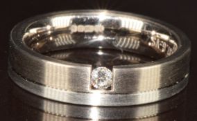 An 18ct white gold and platinum wedding band / ring set with a diamond, 8.2g, size M