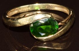 A 9ct gold ring set with diopside, 2.1g, size N/O