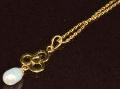A 14k gold chain and 14k gold pendant set with a freshwater pearl, 4g, 3cm, 48cm