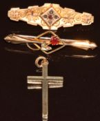Two 9ct gold bar brooches and cross pendant, 5.2g