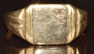 A 9ct gold signet ring, 4.3g, size X/Y