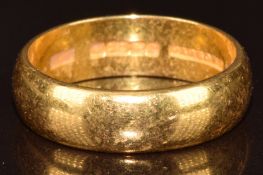 A 22ct gold wedding band / ring, 6.1g, size M