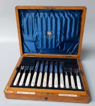 A Cased Set of George V Silver and Mother-of-Pearl Fruit-Eaters, by by Goldsmiths and Silversmiths