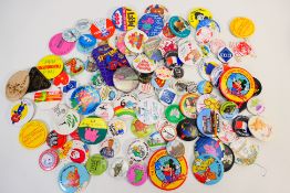 A collection of vintage pin badges to include Smash Hits Jason Donovan & 