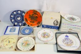 A quantity of cabinet plates, predominantly boxed to include Royal Doulton Valentines Day, Wedgwood,