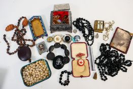 A mixed lot of collectibles to include small Oriental embossed metal jewellery box (cover detached),