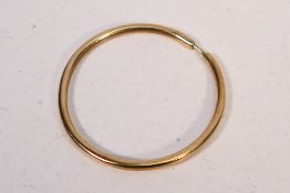A single 9ct yellow gold ear hoop, approximately 3.3 grams.