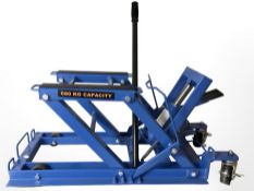 A 680kg capacity hydraulic jack.
