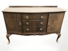 A 20th century mahogany bow front sideboard, 142 cm x 57 cm x 92 cm.