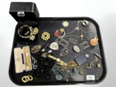 A group of various costume jewellery items, vintage brooches,