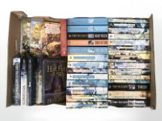 A collection of Terry Pratchett volumes (1 box)