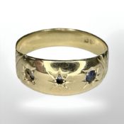 An 18ct yellow gold ring, size N.