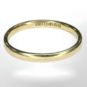 An 18ct yellow gold band ring, size M/N. CONDITION REPORT: 2.