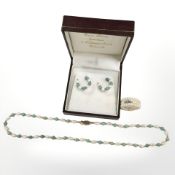 A turquoise and pearl necklace studded in 9ct gold, length 41 cm,