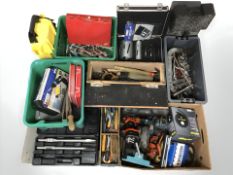 A large quantity of hand tools and power tools (1 pallet)