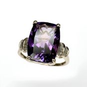 A 9ct yellow gold ring set with an amethyst, size N/O CONDITION REPORT: 4.1g.