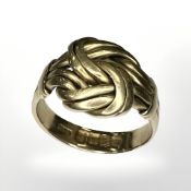 An 18ct gold knot ring, size S. CONDITION REPORT: 9.