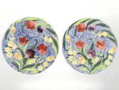 A pair of Maling cabinet plates, tube line decoration depicting tulips, diameter 29 cm.