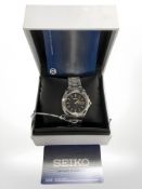 A gent's Seiko stainless steel and gold plated kinetic quartz calendar wristwatch, case 37 mm.