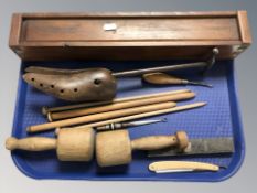 A cobbler's shoe stretcher, two mallets, pieces of treen, cut throat razor,