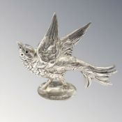 An unusual silver condiment in the form of a bird, Maurice Freeman, Chester 1900, height 5cm.