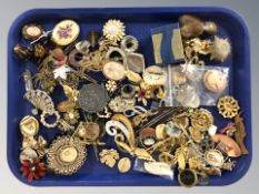 A small quantity of modern costume jewellery, brooches, cameo, etc.