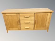 A modern oak sideboard, 153 cm x 47 cm x 78 cm.