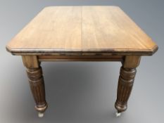 A Victorian mahogany dining table, 120 cm L x 92 cm W x 72 cm H.
