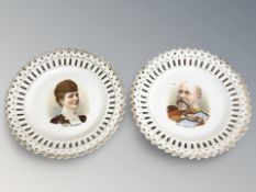 A pair of ribbon plates depicting King Edward VII and Queen Alexandra, diameter 22 cm.
