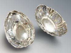 Two pierced silver oval dishes, width 14.5 cm. CONDITION REPORT: 120.6g gross.