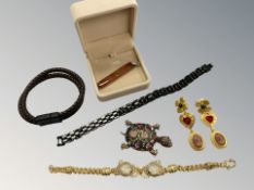 A group of costume jewellery and gemstone items including natural agate pendant,