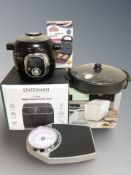 A group of air fryers, 3-in-1 snack maker, compact bread maker, etc, some parts boxed.