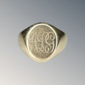 A 9ct yellow gold Gent's signet ring, size M CONDITION REPORT: 6.