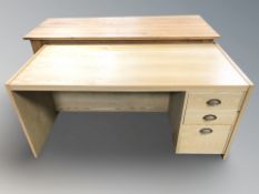 An oak effect single pedestal desk, 160 cm x 80 cm x 70 cm.