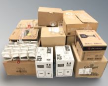 A large quantity of pub/restaurant glasses, pints,