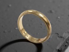 A 9ct gold band ring, size K½. CONDITION REPORT: 2.