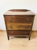 An Edwardian mahogany three drawer chest, 76 cm x 45 cm x 90 cm.