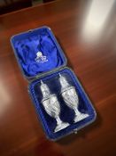 A pair of George V silver sifters, Atkin Brothers, Sheffield 1923, height 10.5cm, in box.