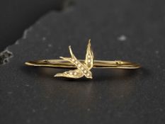 A 15ct gold split pearl swallow brooch, length 5cm.