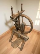 A beech spinning wheel, height 84 cm.