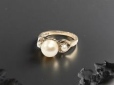 A 9ct yellow gold pearl ring, size J. CONDITION REPORT: Weight: 3g.
