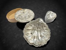 A silver shell shaped bon bon dish, Sheffield 1915,