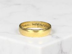 A 22ct gold band ring, size O CONDITION REPORT: 4.