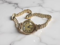A 9ct yellow gold cased lady's wristwatch on plated strap CONDITION REPORT: