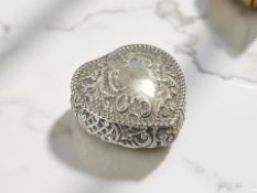 A Victorian silver heart-shaped trinket box, William Neale, Chester 1894, width 6cm.