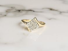A 9ct gold cluster ring, size M CONDITION REPORT: 1,