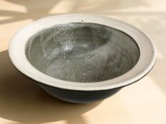 A David Hemensley large pottery fruit bowl, diameter 31 cm.