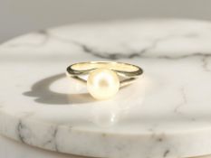 A 9ct yellow gold pearl ring, size L/M. CONDITION REPORT: 2.